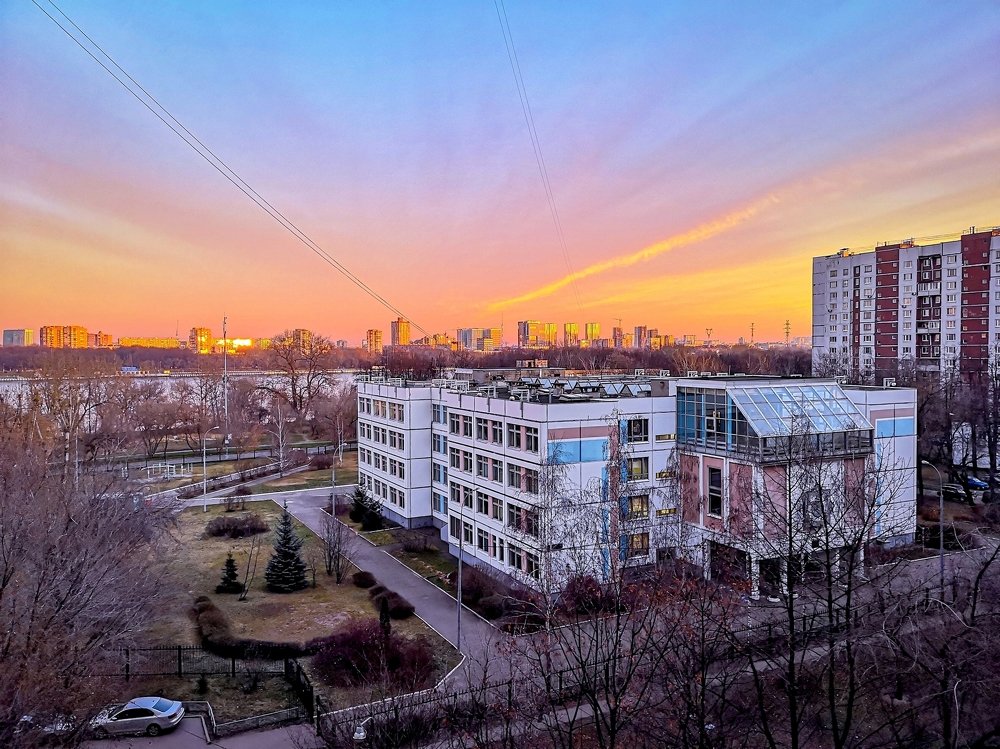 Уже четыре часа пополудни...