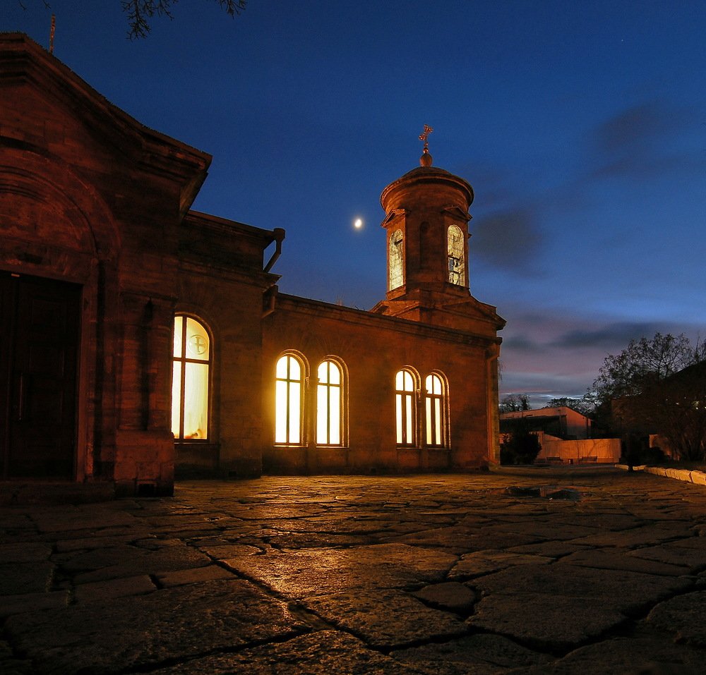 Льется свет.