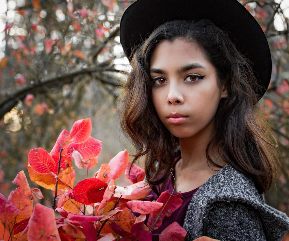 Девочка с листьями скумпии.