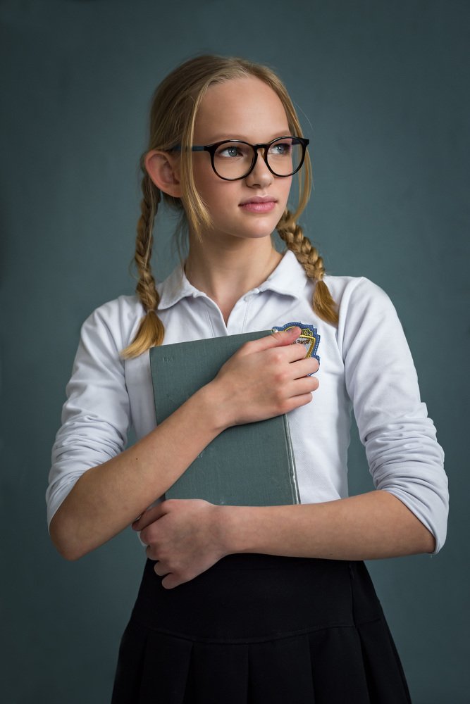 Девочка с книгой.