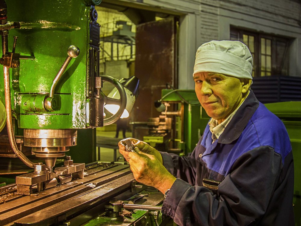 фрезеровщик за работой