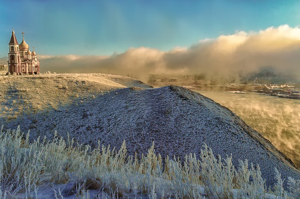 На высоком берегу. на крутом....