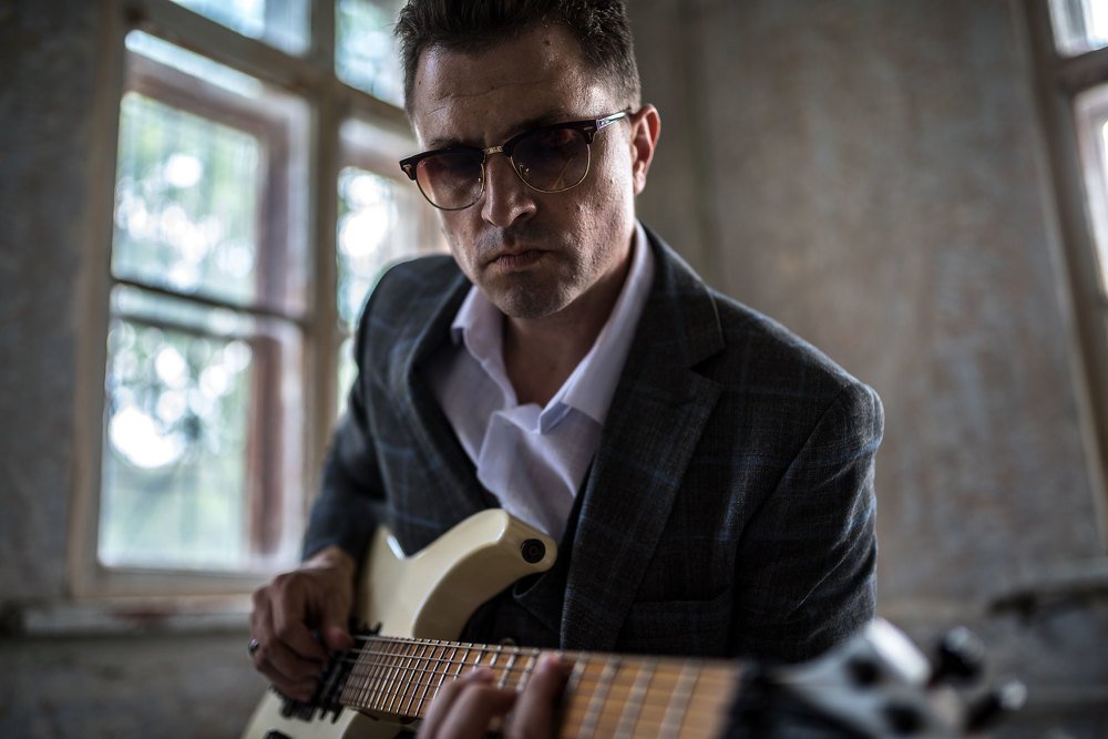 Но зато мой друг лучше всех играет блюз.