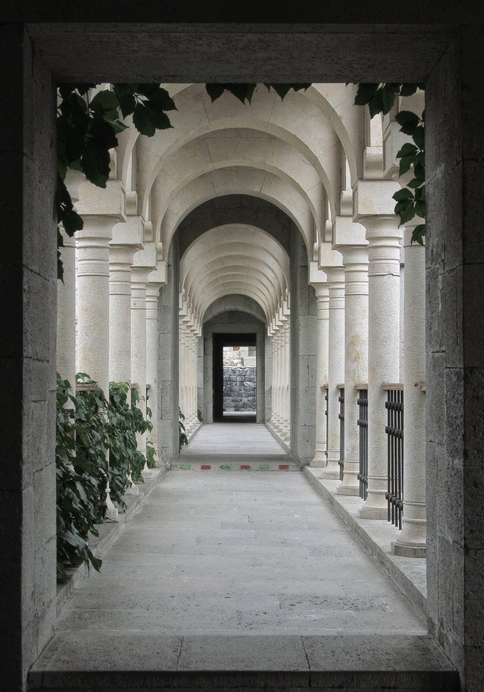 Под арочными сводами