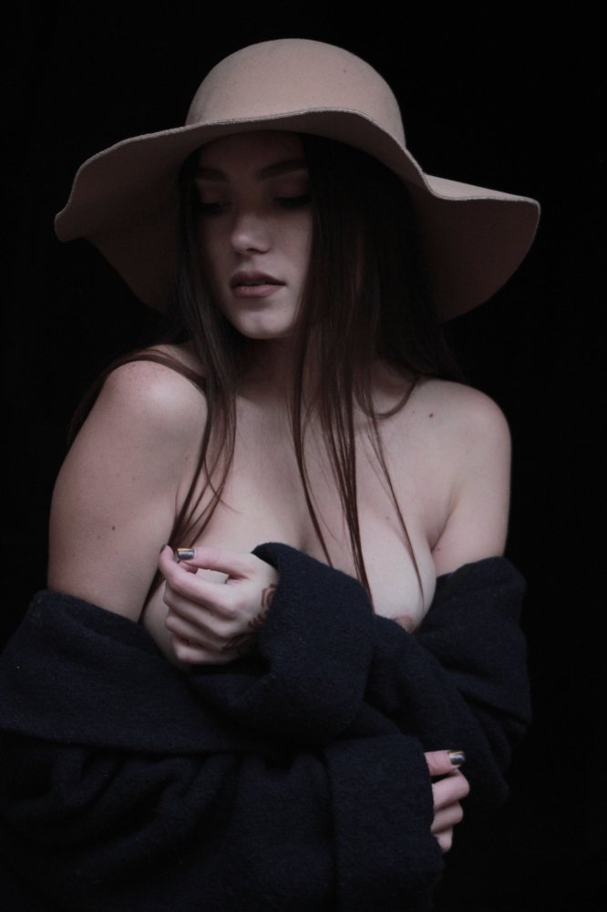 #nude in hat
