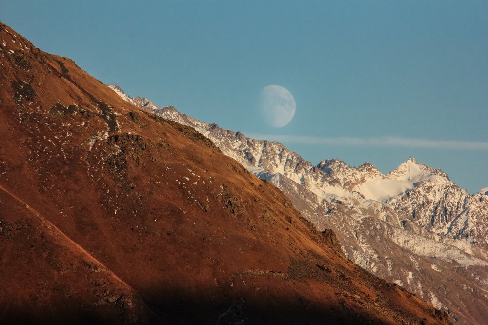 Восход луны на Кавказе.