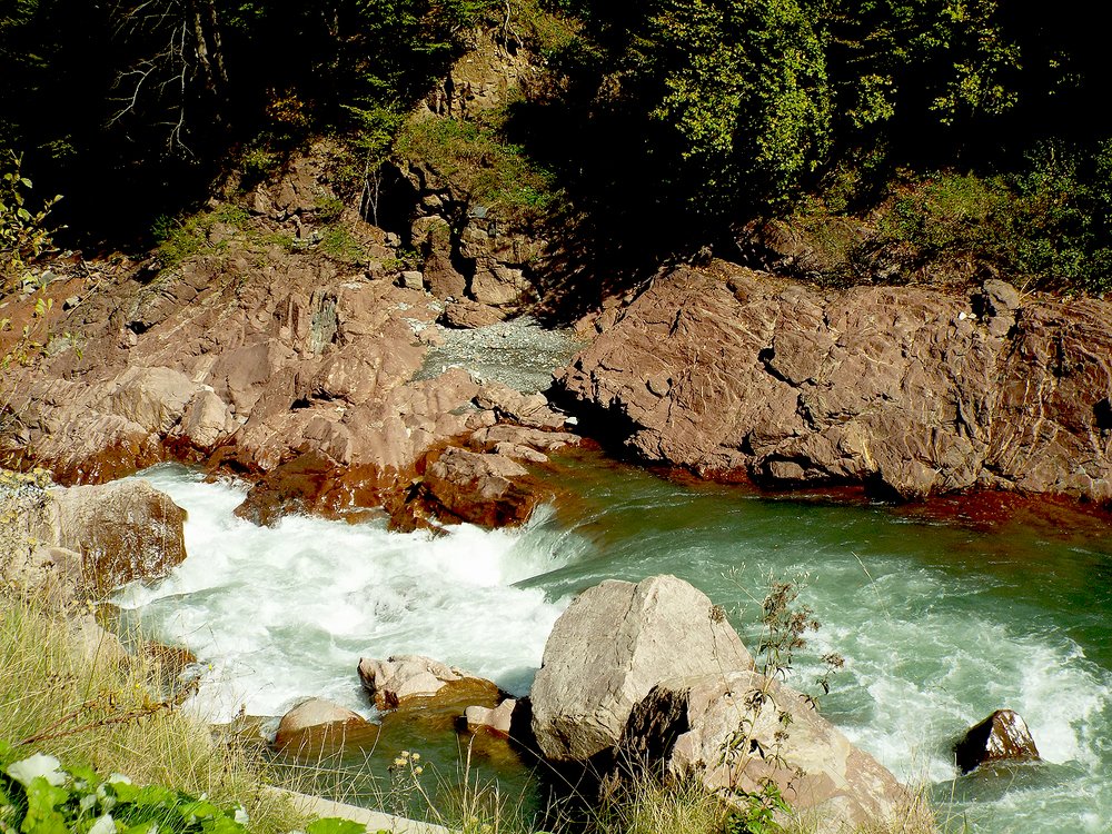 Камни и пена.