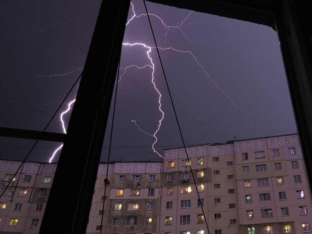 Молния зажигает огни