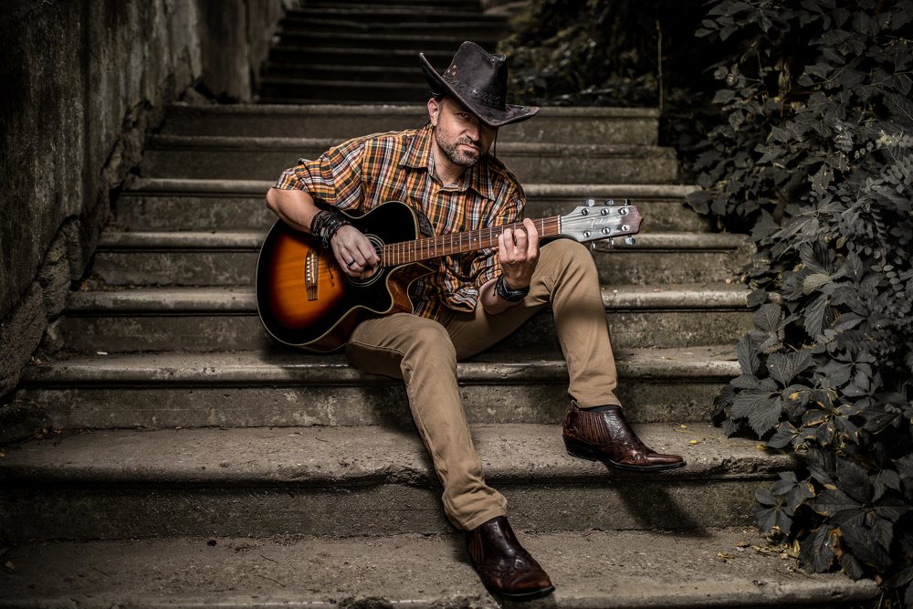 Поднят ворот, пуст карман.