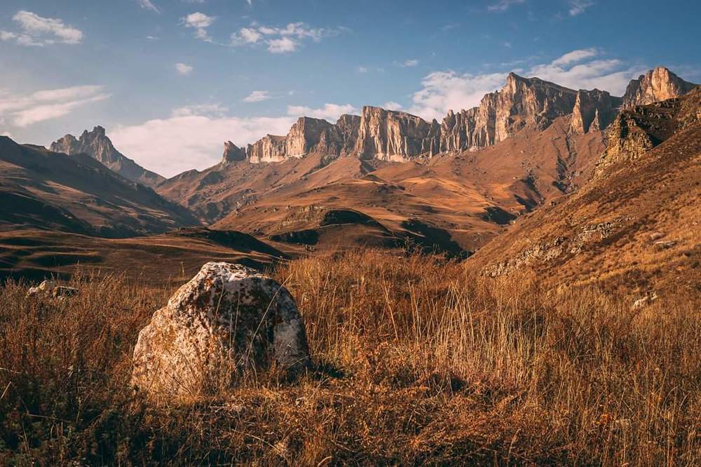 Пик Наушидзе и Скалы Алмалыкая.