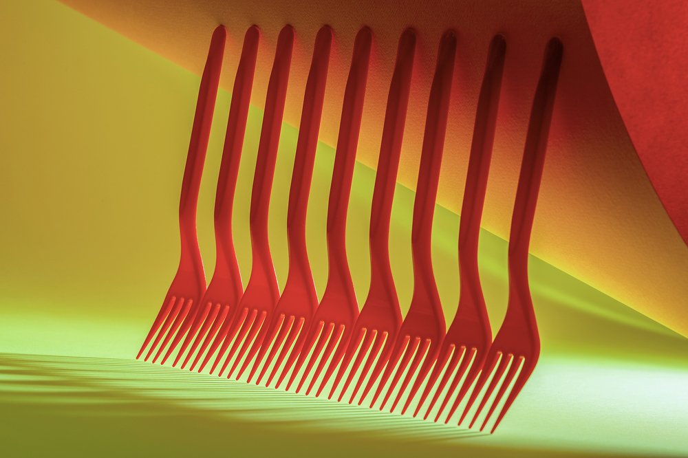 Очень простой натюрморт с красными вилками