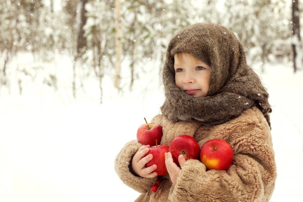 Василиса по яблочки пошла.