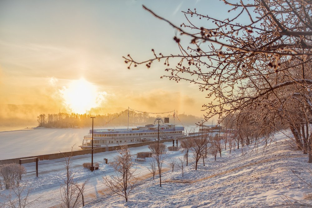 Набережная Енисея в Красноярске в один из морозных дней.