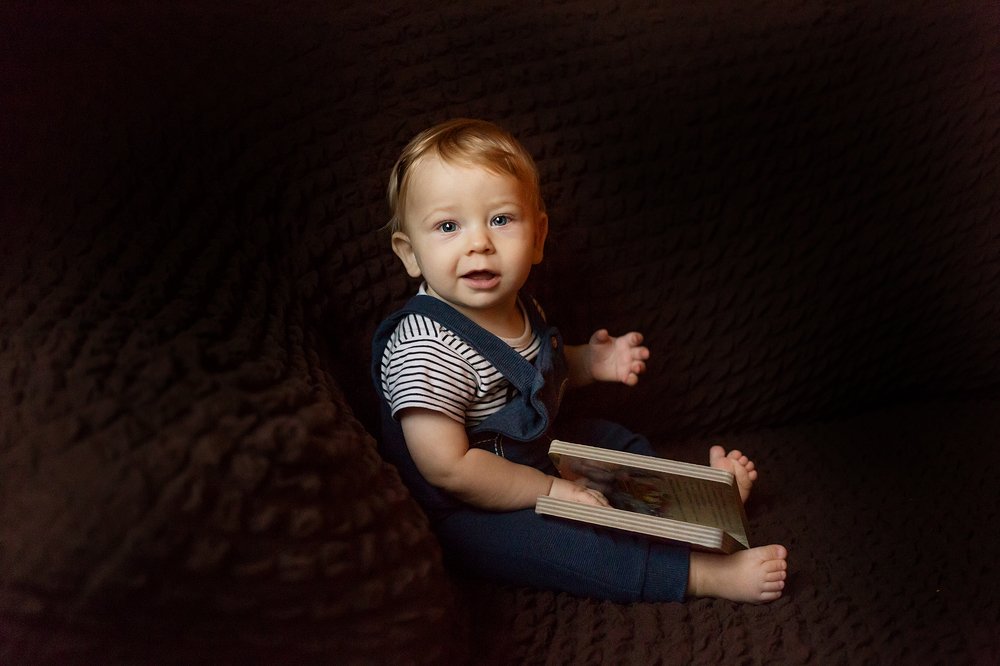 Маленький Миша читает