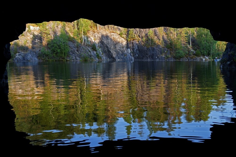 Отражённый мир: взгляд из грота...