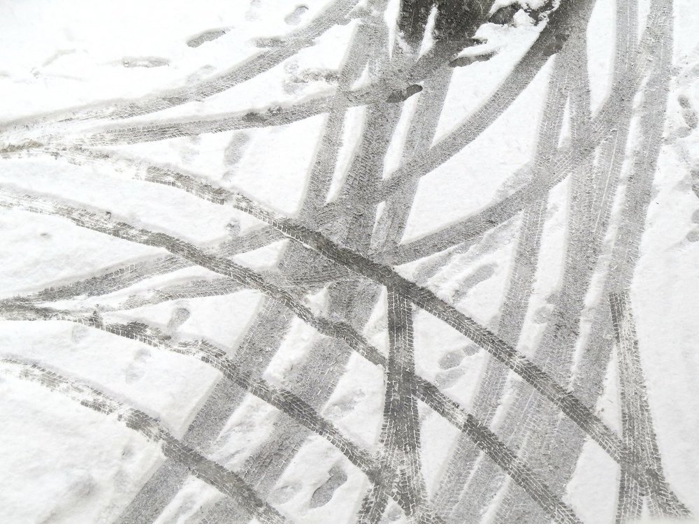 Следы авто на снегу