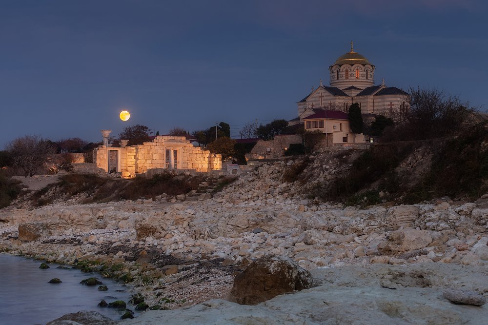 Восход луны над древним городом...