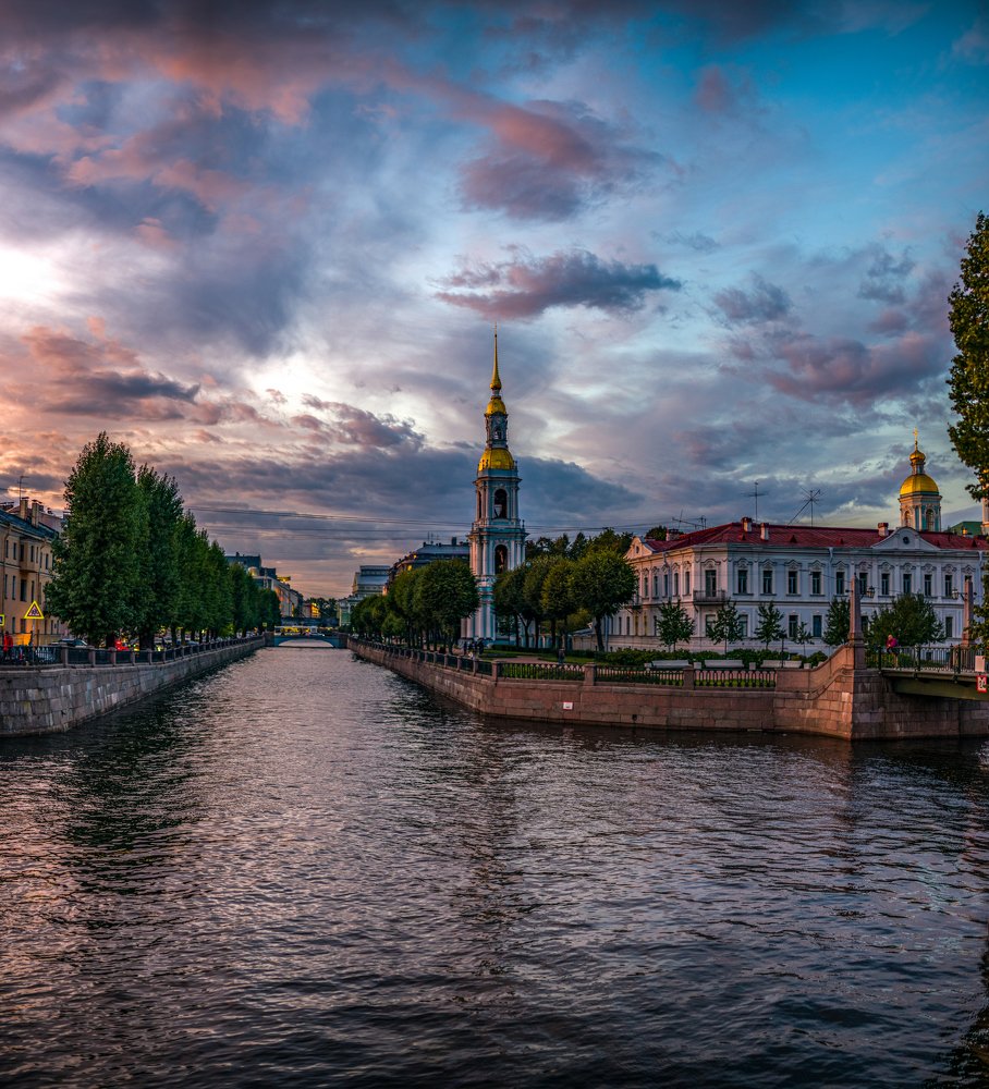 Закат в городе Санкт-Петербург.