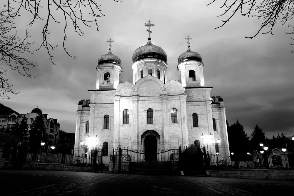 Храм тянется вверх.