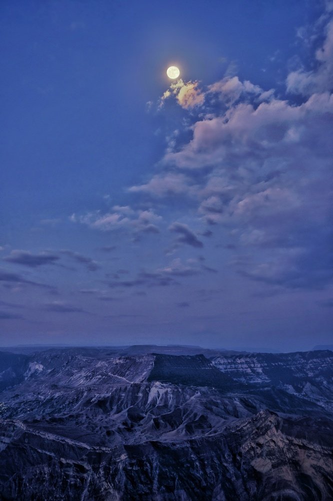 Лунная ночь над Дагестаном.