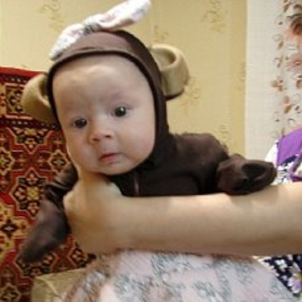 Юля в костюме обезьянки.