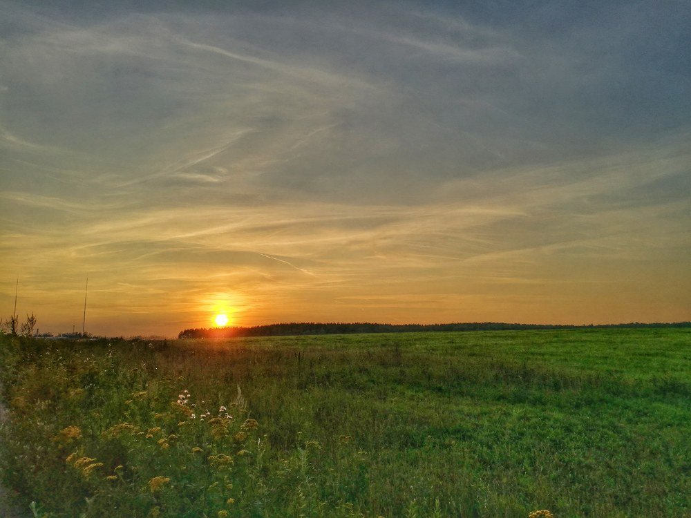 И разлился закат светом золотым.