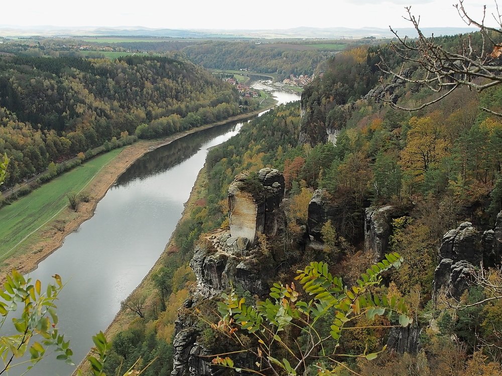 Над речной гладью