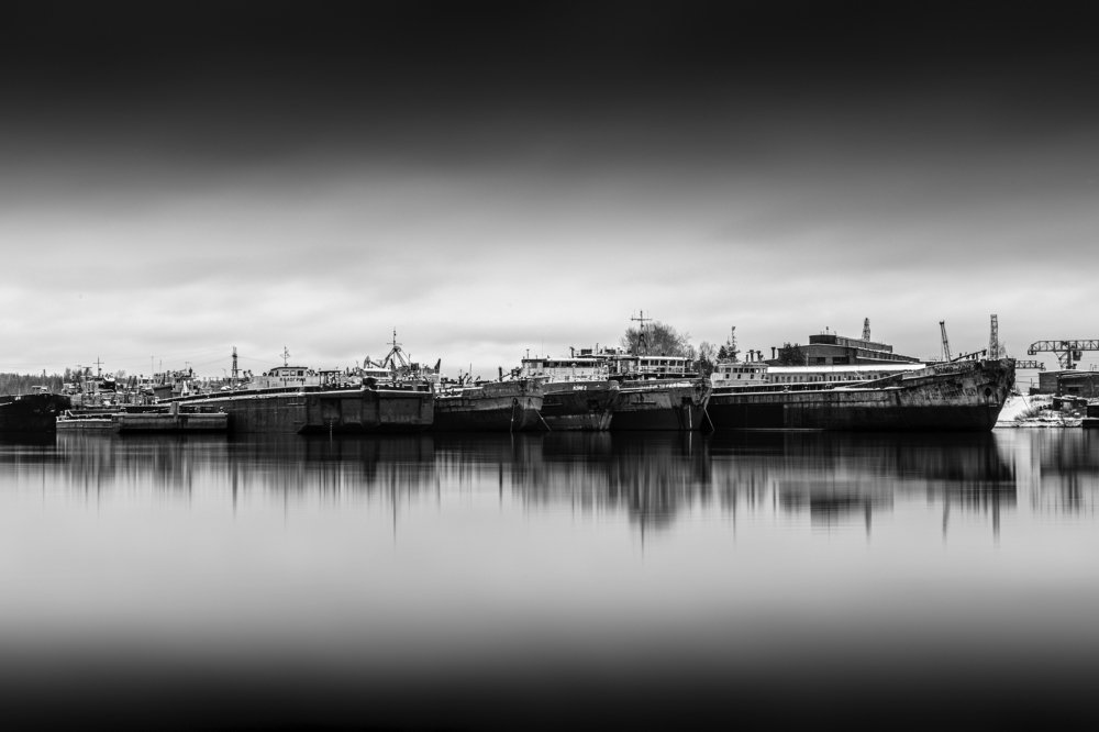 Тихо спят корабли