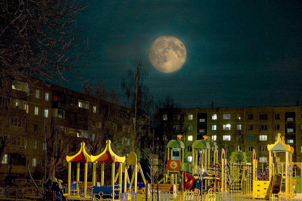 Вот детский городок уже сатих, луна пришла на страже ночи.