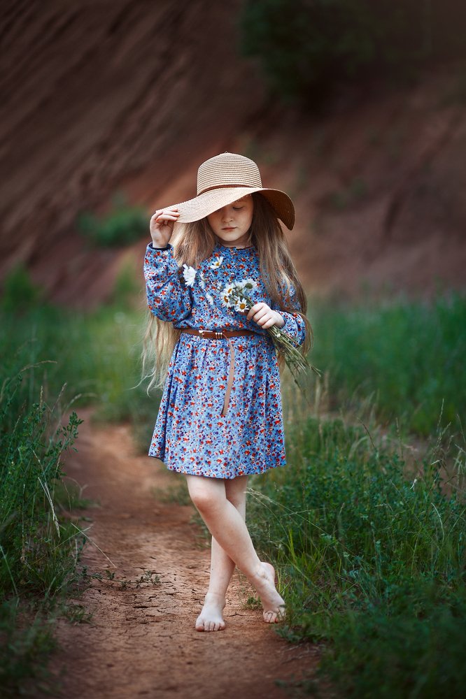 Девочка с ромашками