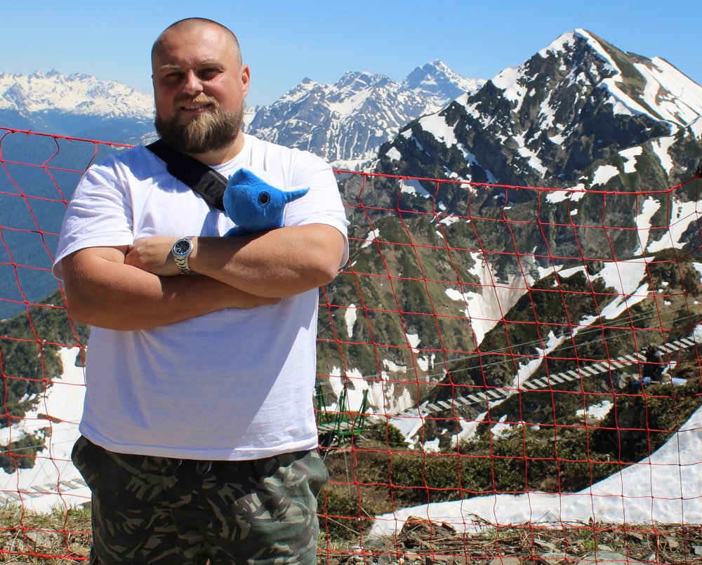 Человек и горы.