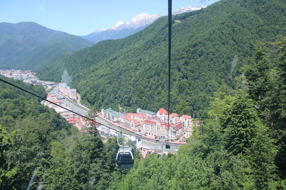 Канатная дорога на горном курорте Роза Хутор.