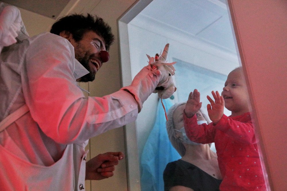 Доктор-клоун в отделении детской больницы