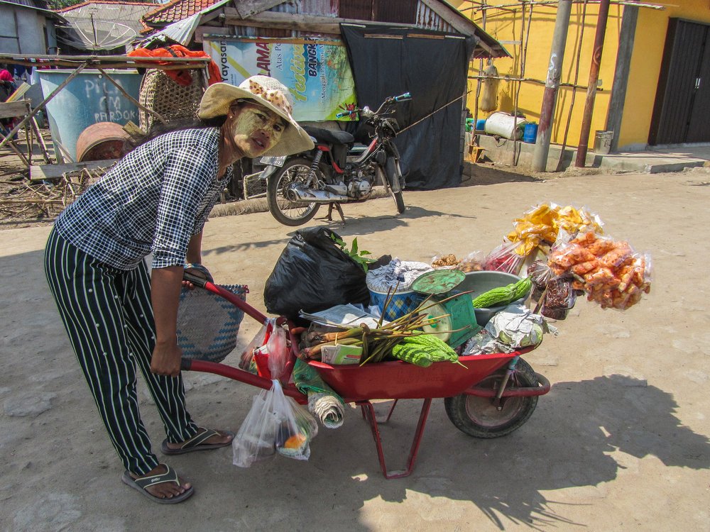 Street vegetables seller