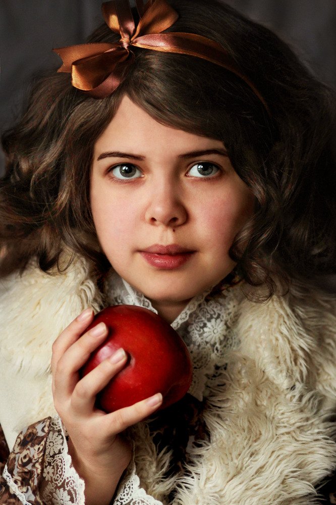 Девочка с яблоком