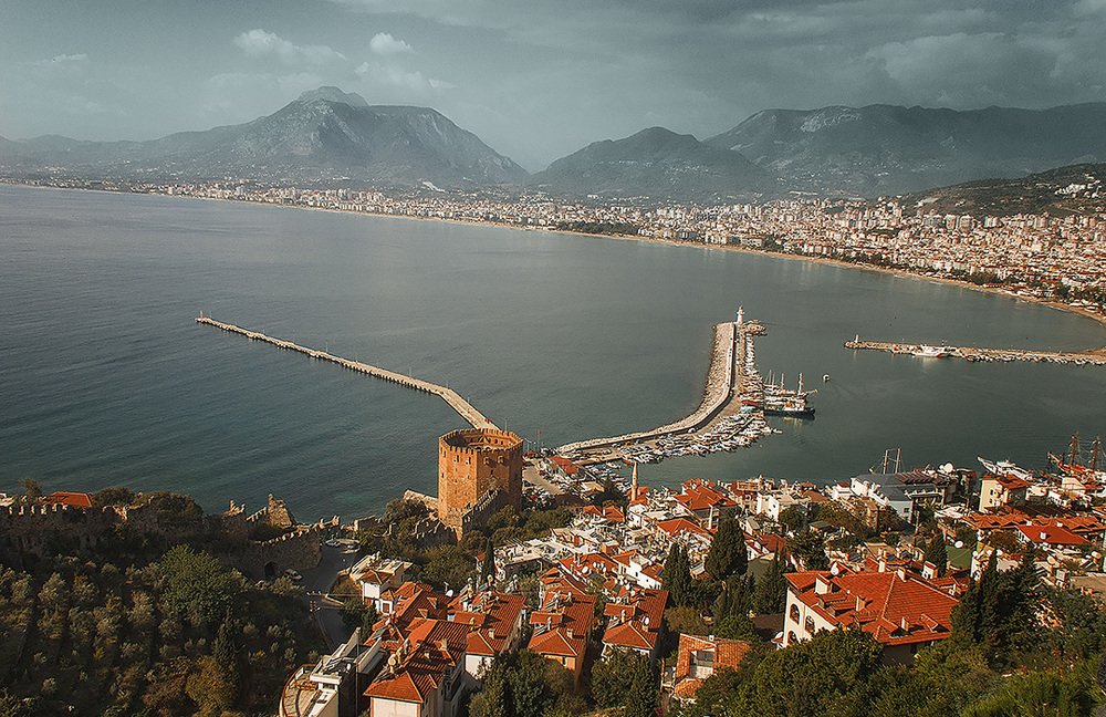 Аланья, вид на Красную башню и маяк