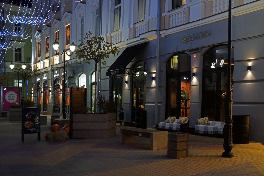 Улица с диванами