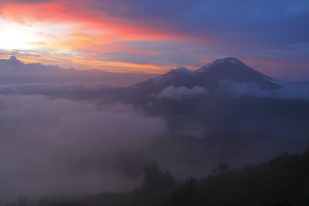 Восход на вулкане Батур