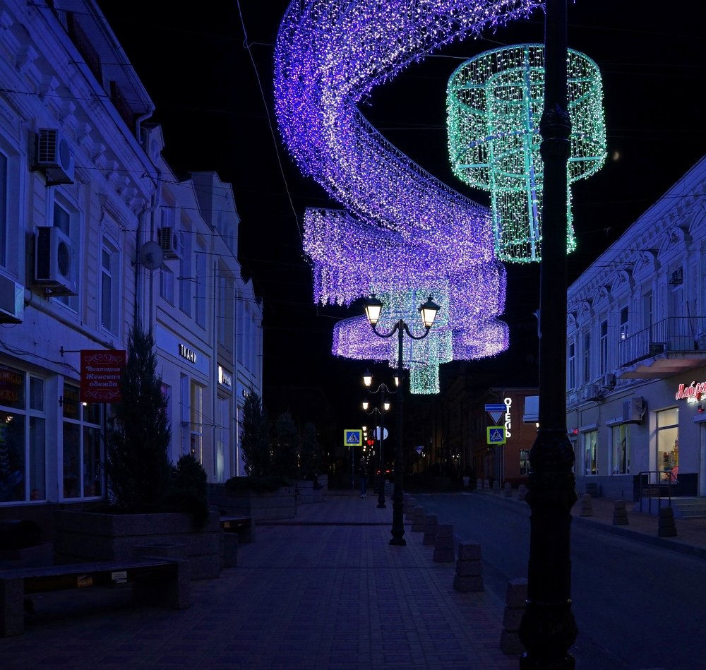 Улица с люстрами