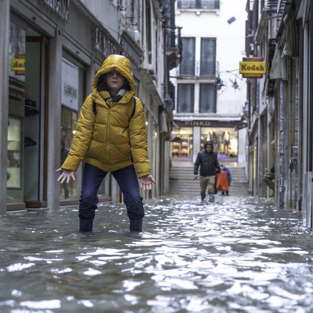 Children and flood in Venice