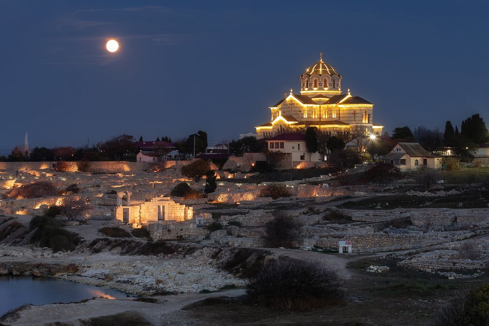 Восход луны над Херсонесом,