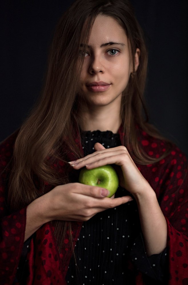 Девушка с яблоком