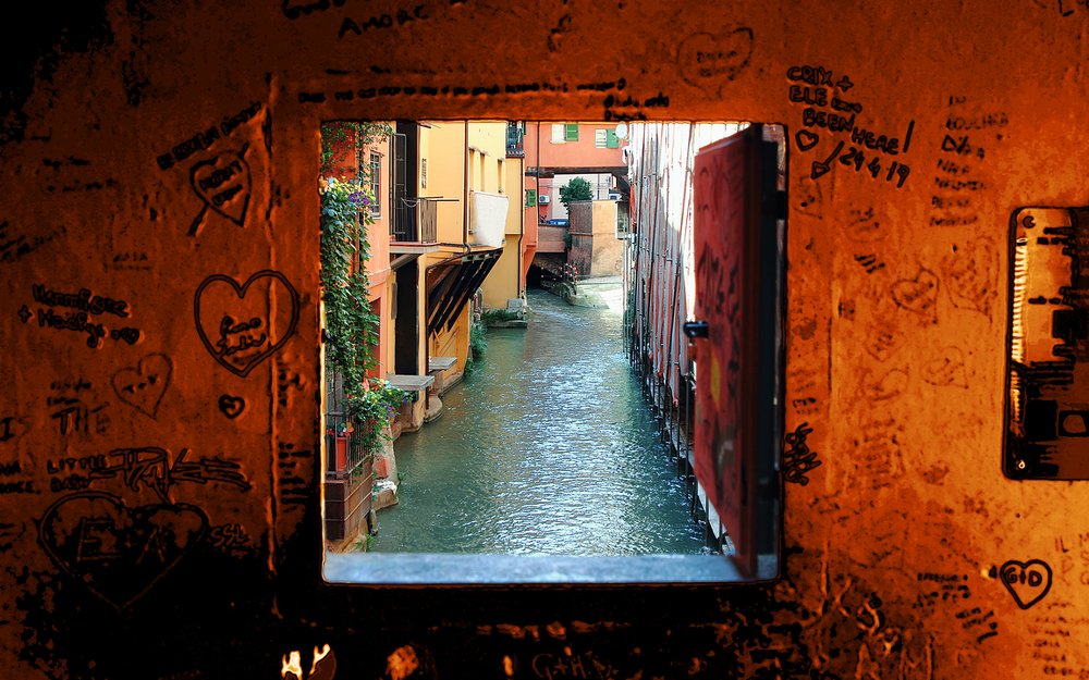 Finestra misteriosa. O dentro o fuori...