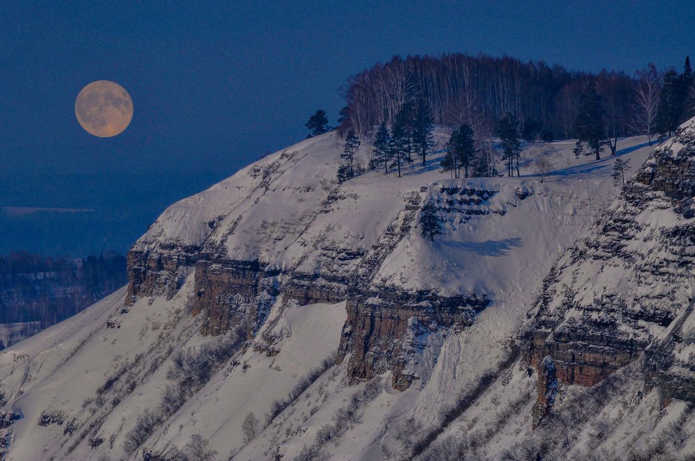 Утёс и луна