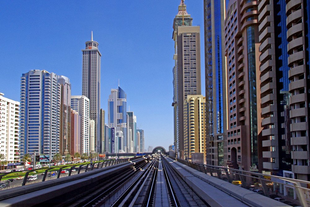 Дорога среди небоскрёбов