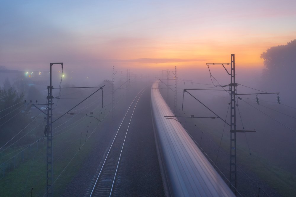 Стремглав убегая в туманный рассвет.