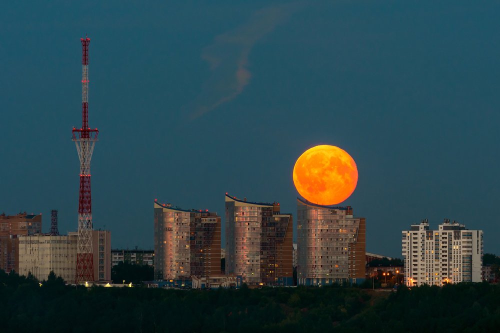 Восход Луны над жк «Паруса над Камой», Пермь.