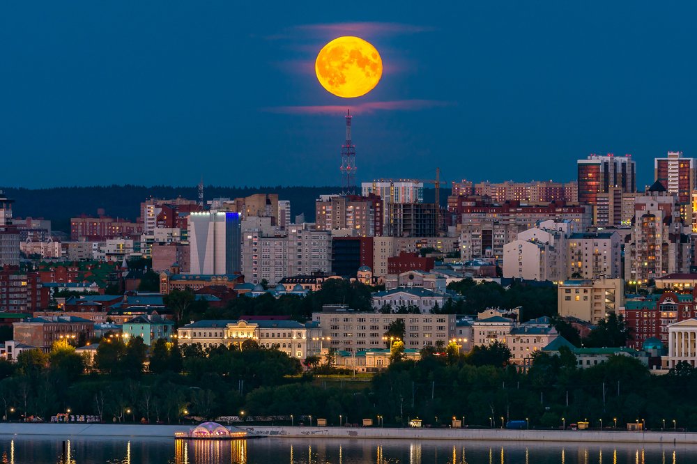 Восход Луны над Пермью.
