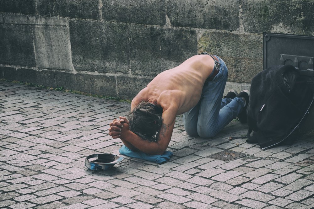 Нищий на Карловом мосту в Праге