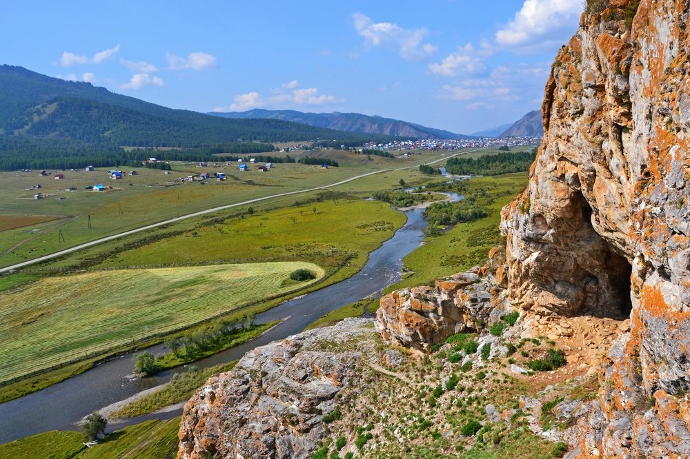 У Усть-Канской пещеры, Алтай.